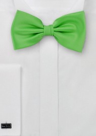 Solid Bow Tie in Kelly Green